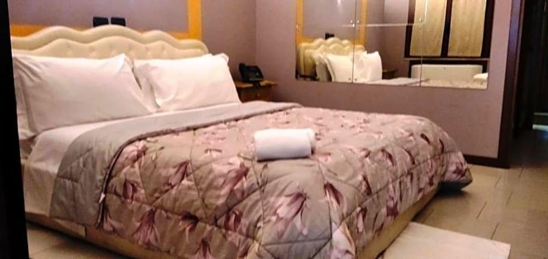 Motel Est image