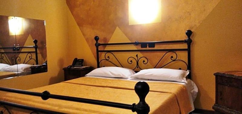 Motel Est image