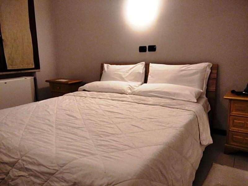Motel Est image