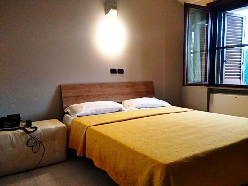 Motel Est image