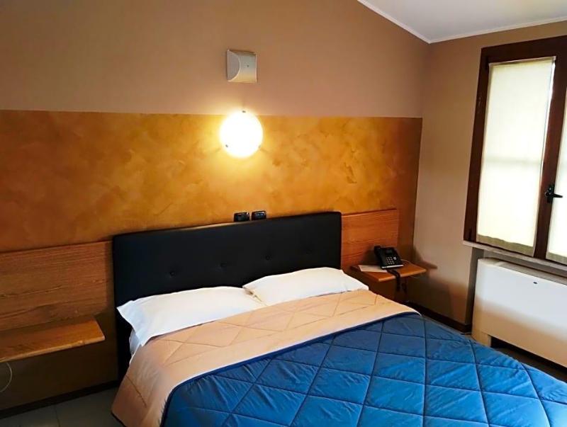 Motel Est image