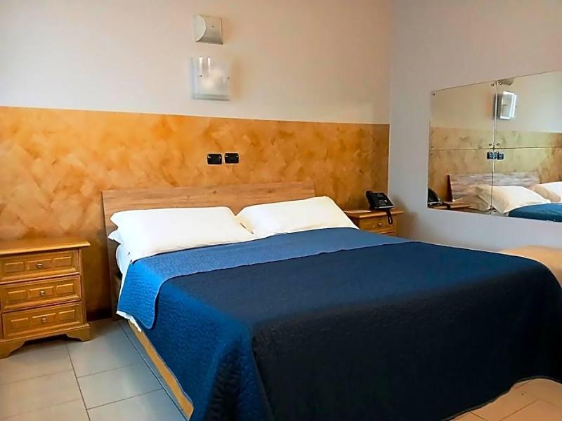 Motel Est image