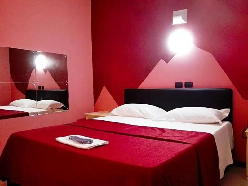 Motel Est image