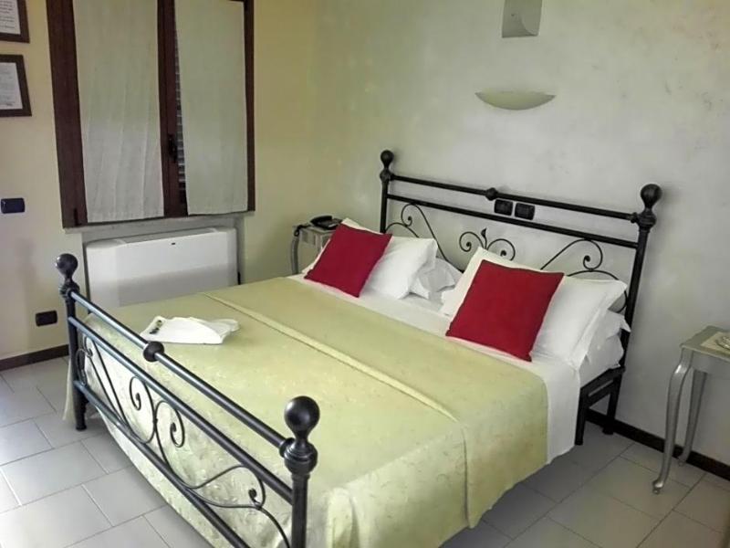 Motel Est image