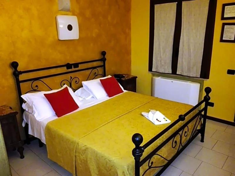 Motel Est image