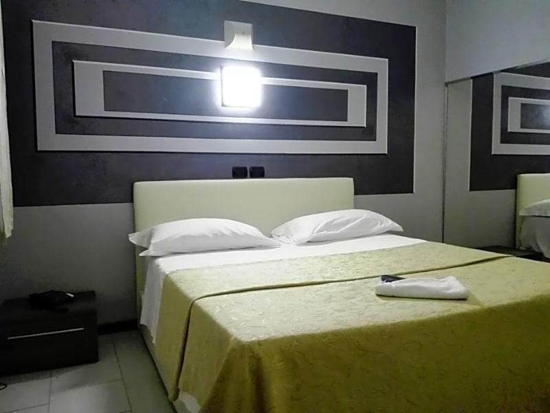 Motel Est image