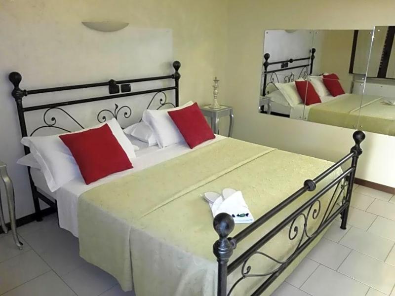 Motel Est image