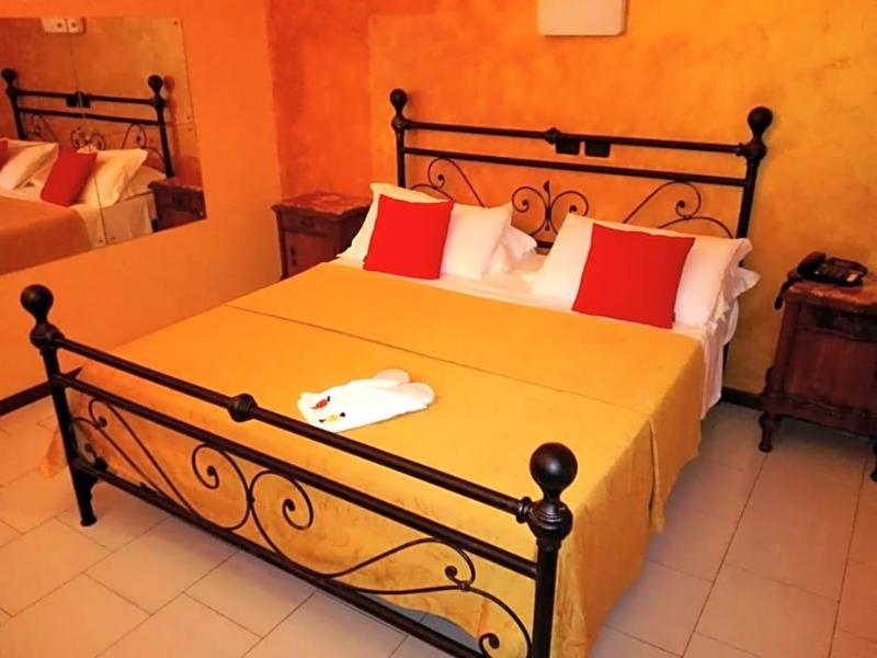 Motel Est image