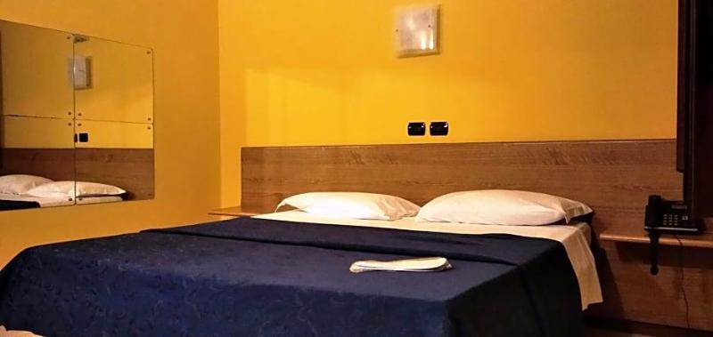 Motel Est image