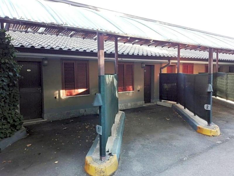 Motel Est image
