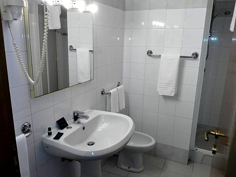 Motel Est image