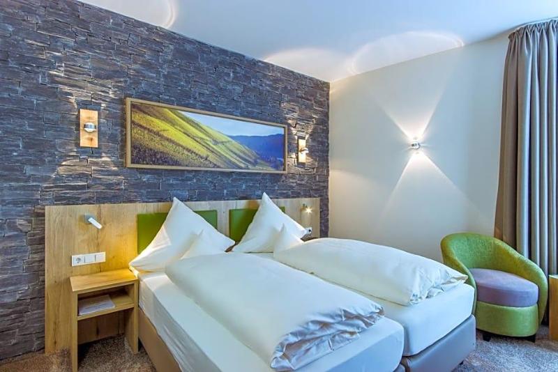 Weinberghotel Nalbach image