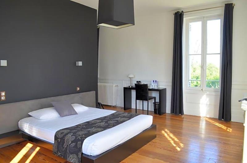 Hv Tel Chv Teau La Chv Ze Bordeaux Floirac image