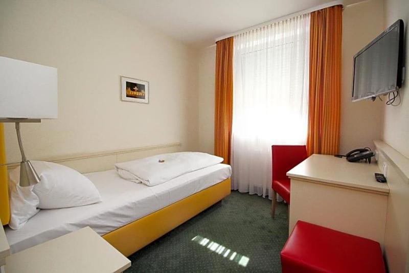 Hotel Leopold image