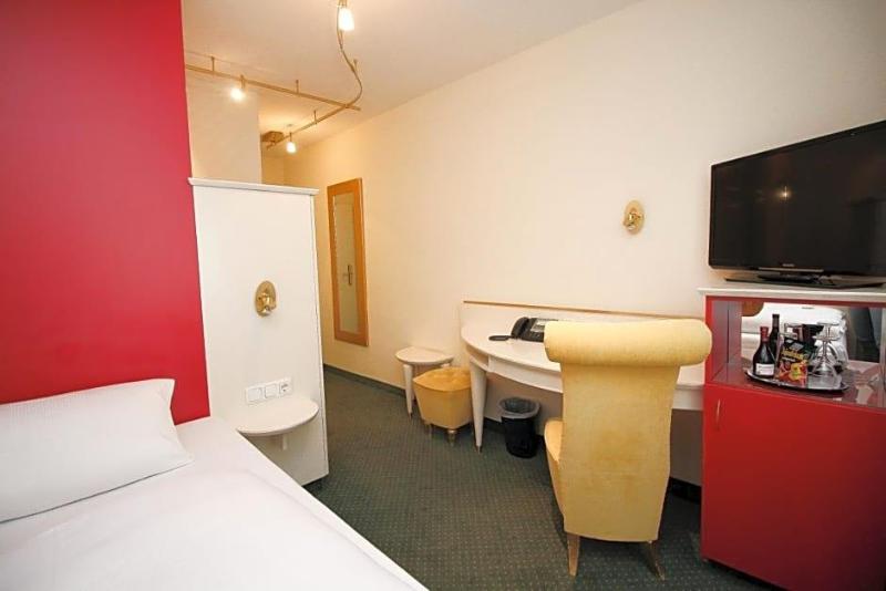 Hotel Leopold image