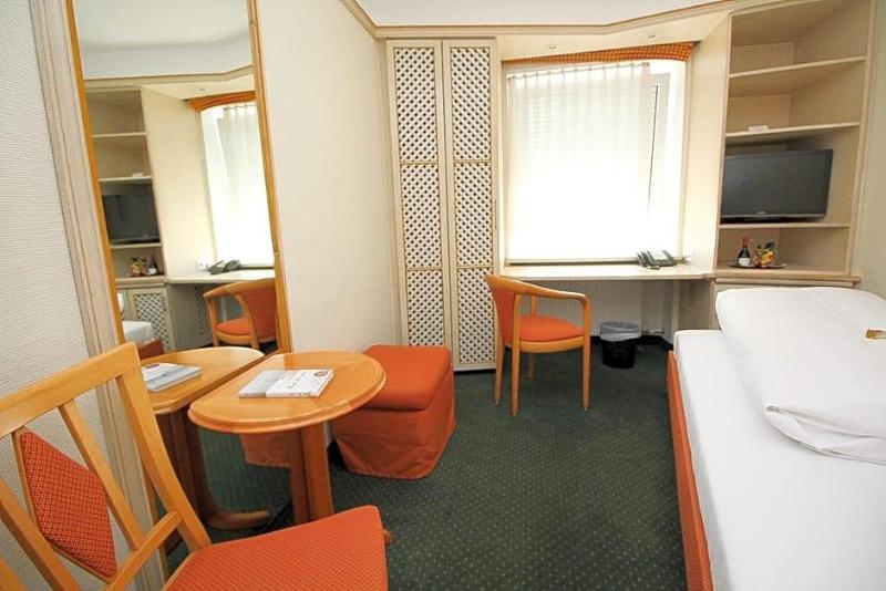 Hotel Leopold image