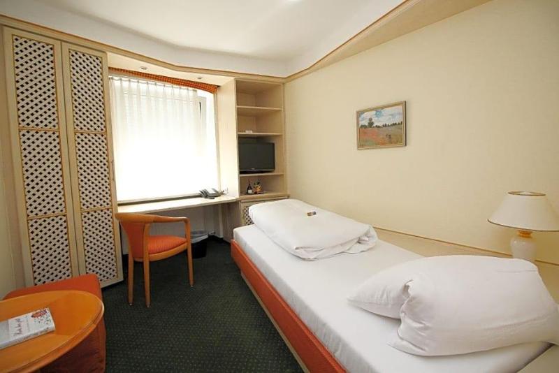 Hotel Leopold image