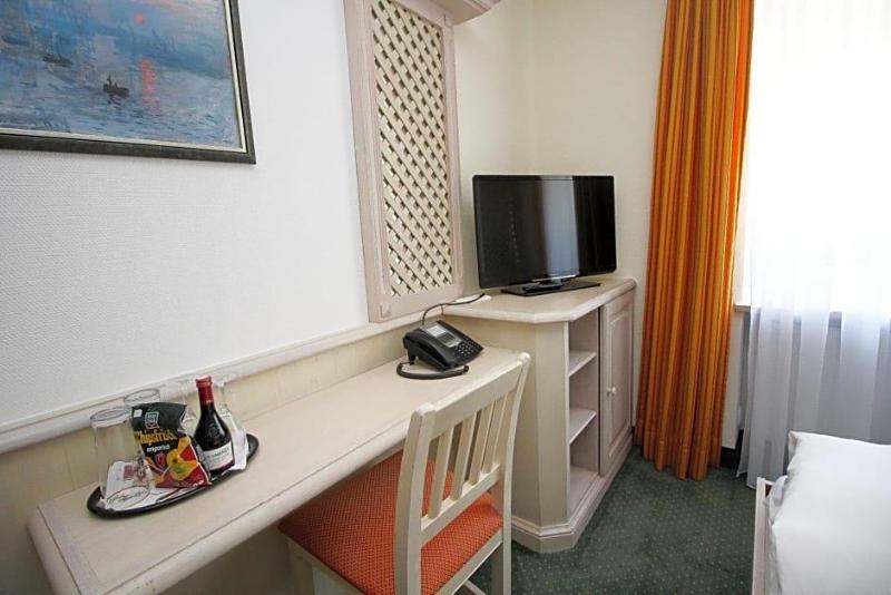 Hotel Leopold image
