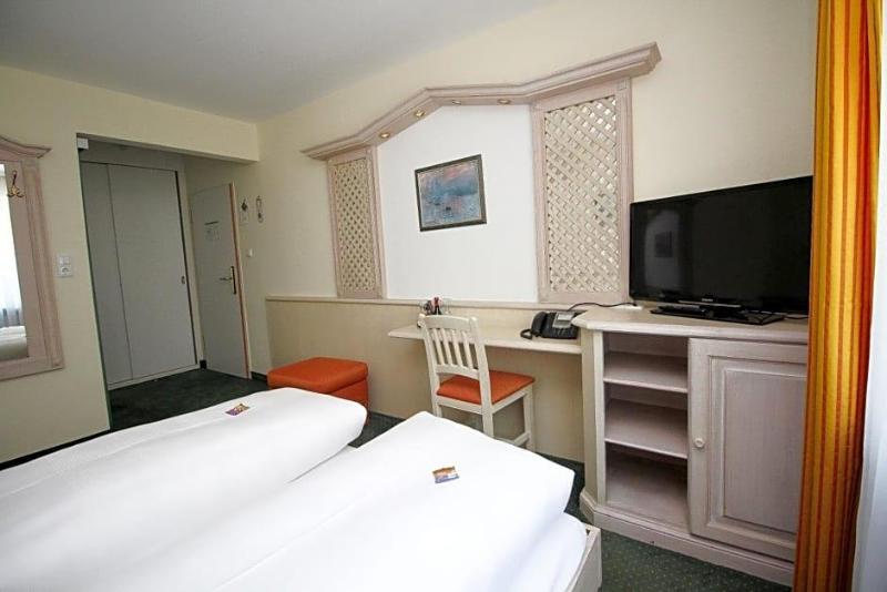 Hotel Leopold image
