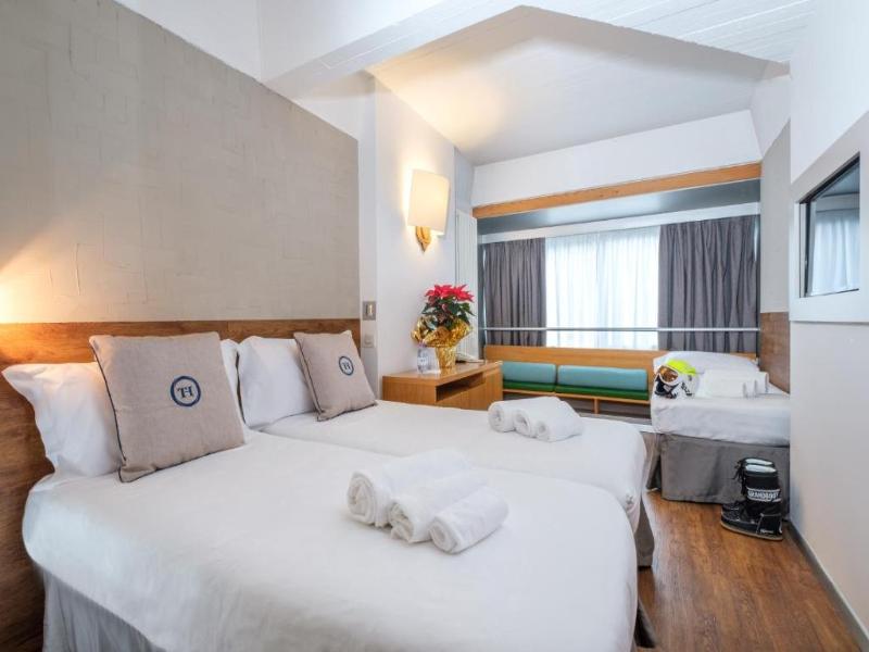 TH 1400 Hotel image