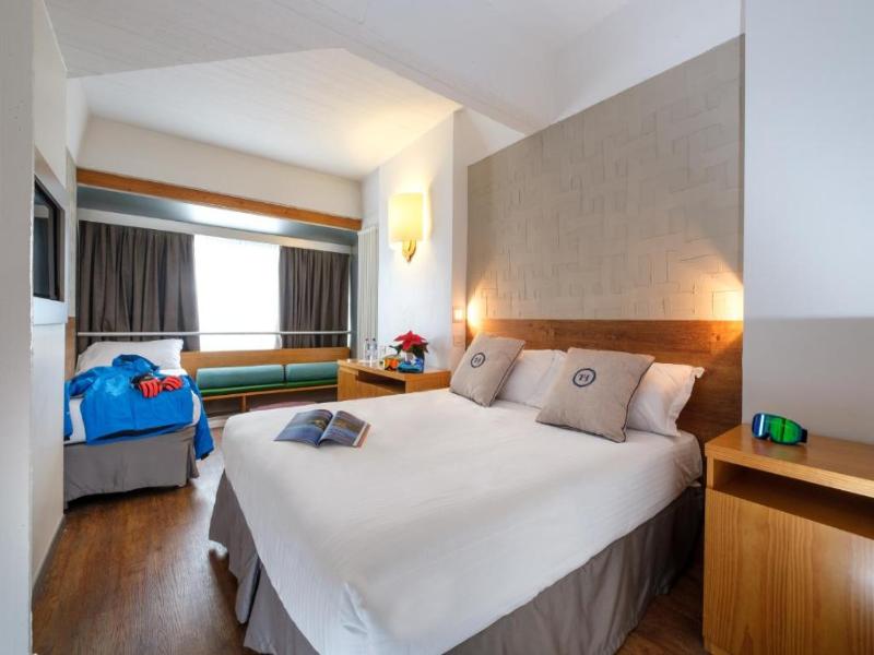 TH 1400 Hotel image