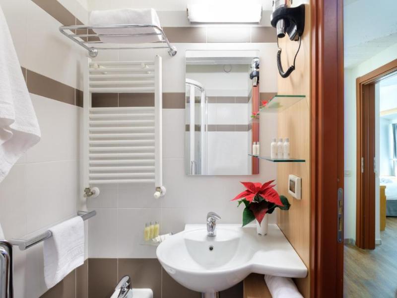 TH 1400 Hotel image