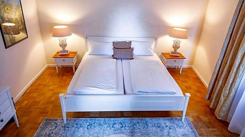 Hotel Lv Wen Weinstube image