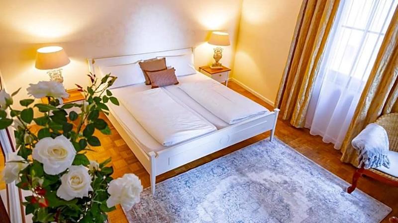 Hotel Lv Wen Weinstube image