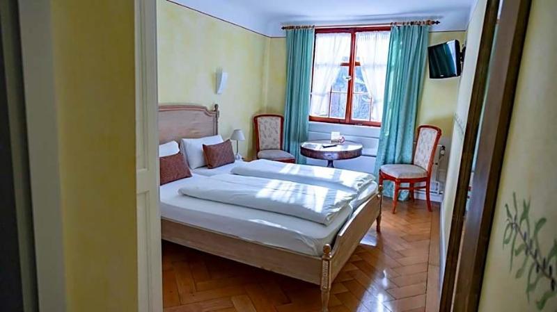 Hotel Lv Wen Weinstube image