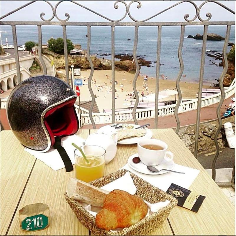 Hv Tel Les Baigneuses De Biarritz image