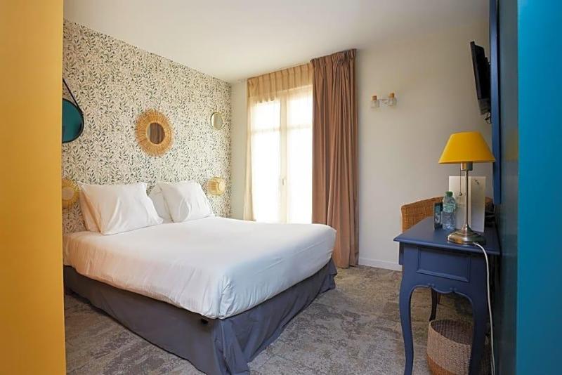 Hv Tel Les Baigneuses De Biarritz image