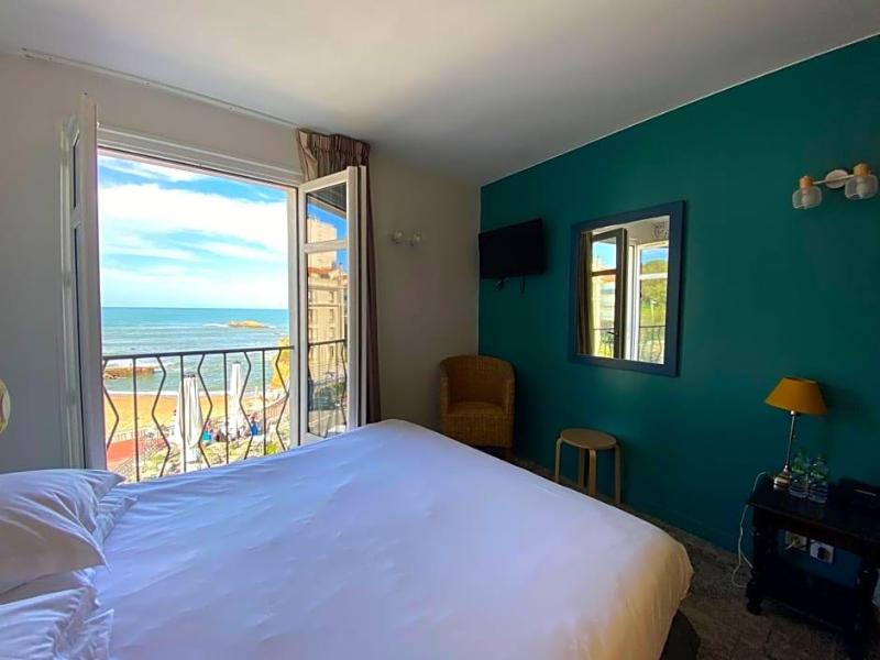 Hv Tel Les Baigneuses De Biarritz image