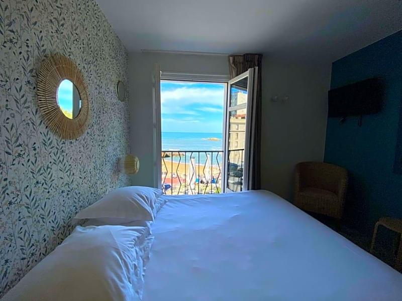 Hv Tel Les Baigneuses De Biarritz image