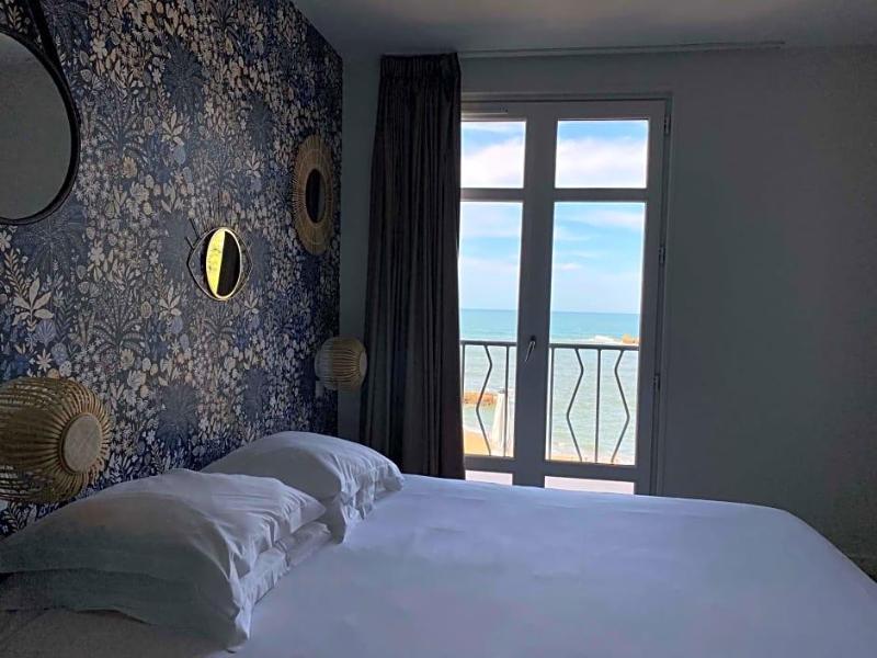 Hv Tel Les Baigneuses De Biarritz image