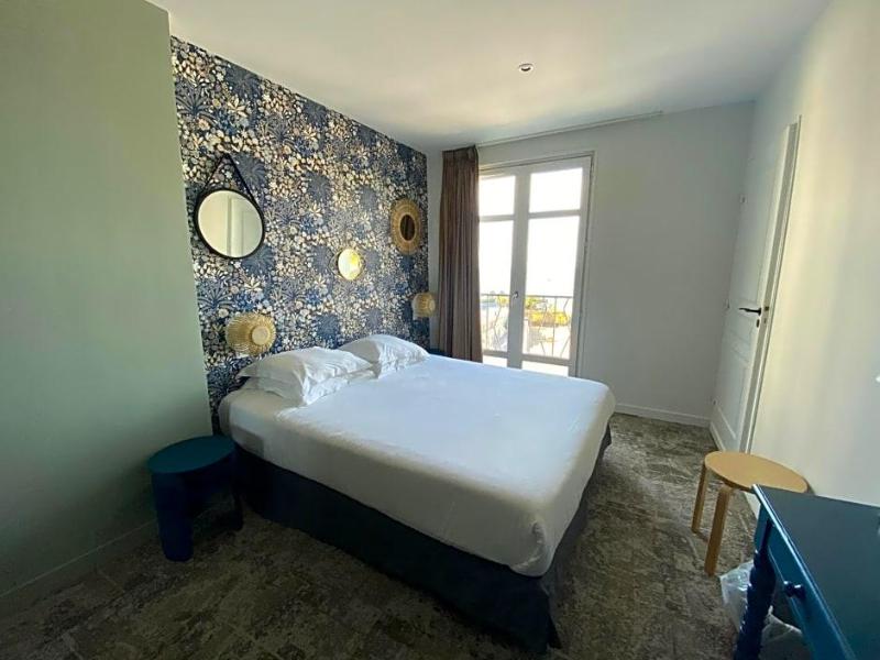 Hv Tel Les Baigneuses De Biarritz image