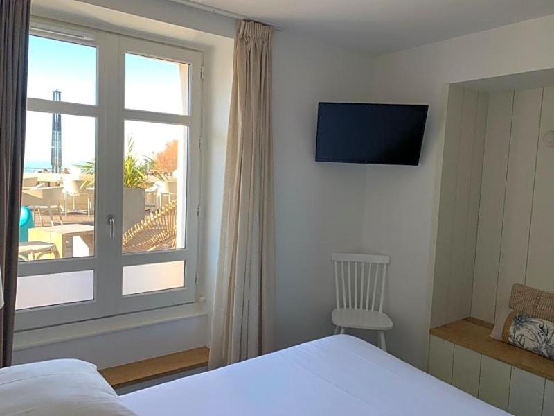 Hv Tel Les Baigneuses De Biarritz image