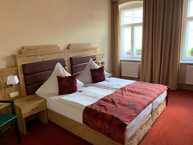 Hotel Goldner Lv We image