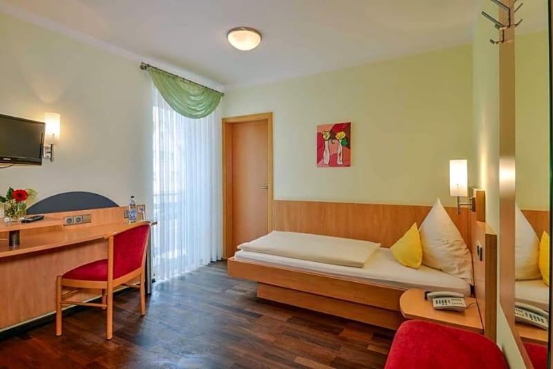 Hotel Peterhof image
