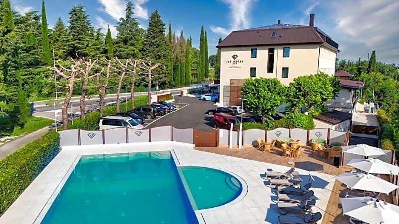 Ile Hotel image