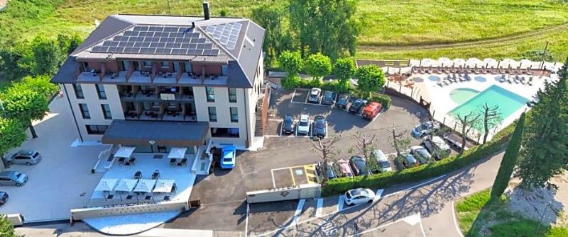 Ile Hotel image