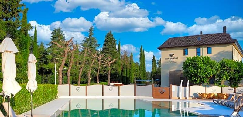 Ile Hotel image