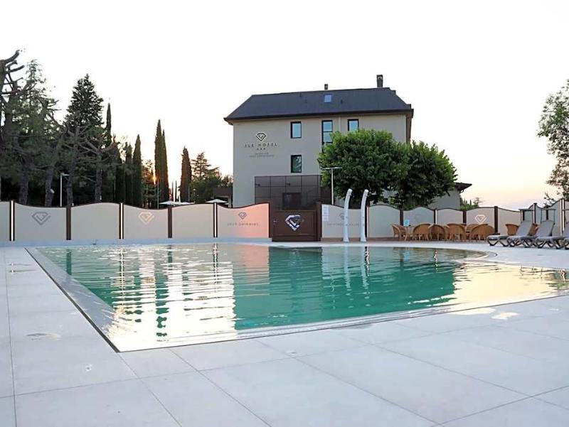 Ile Hotel image