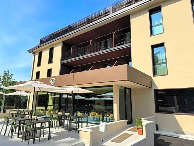 Ile Hotel image