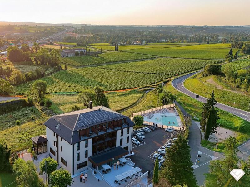 Ile Hotel image