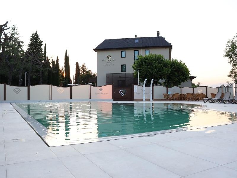 Ile Hotel image