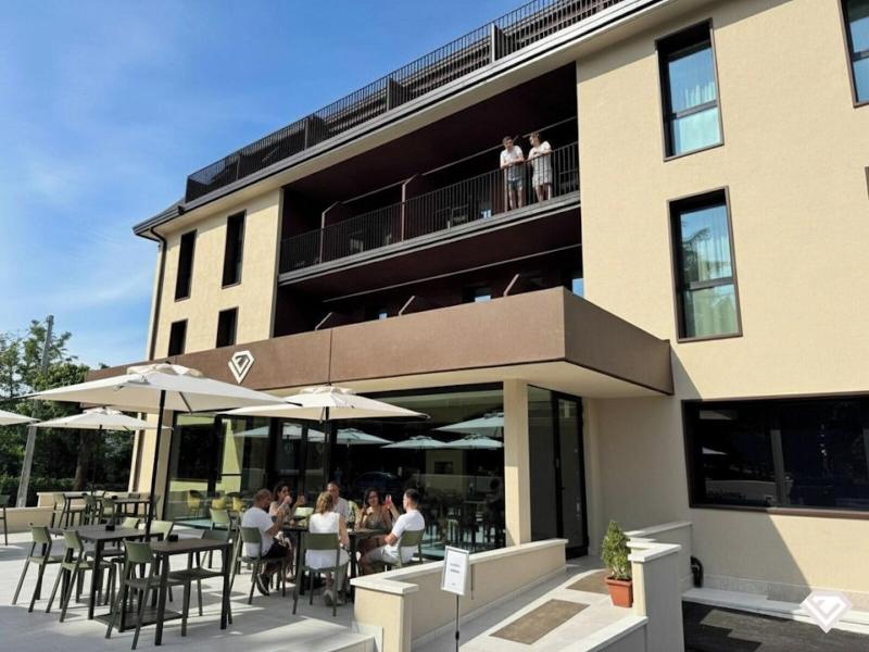 Ile Hotel image