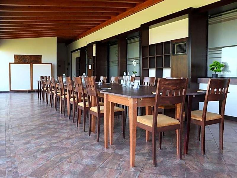Ile Hotel image