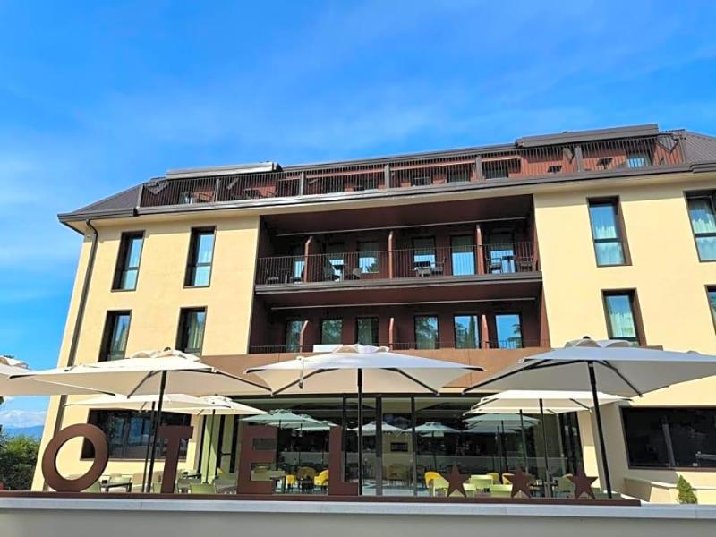 Ile Hotel image