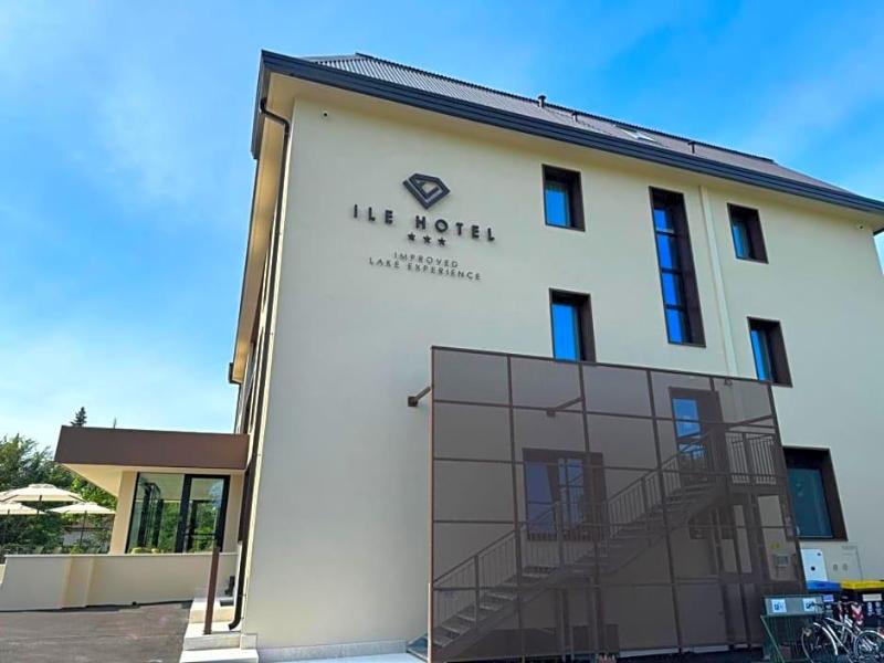 Ile Hotel image