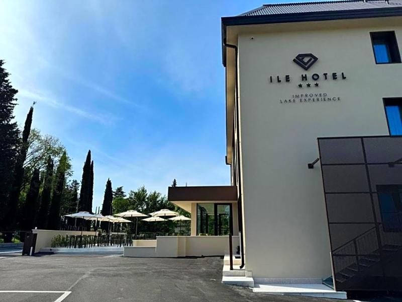 Ile Hotel image